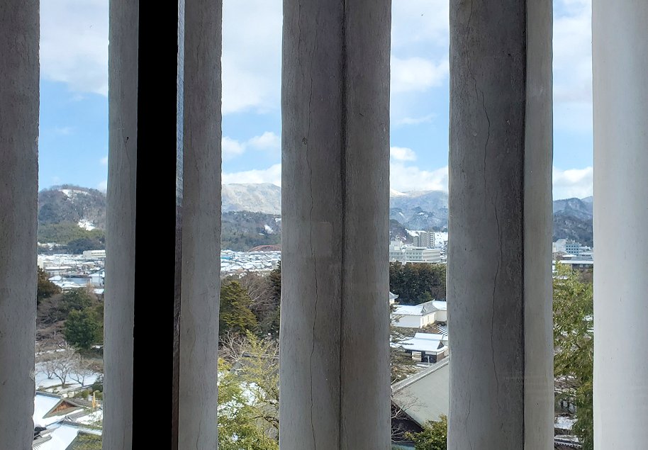 彦根城　天秤櫓内部　内観　格子から外を眺める