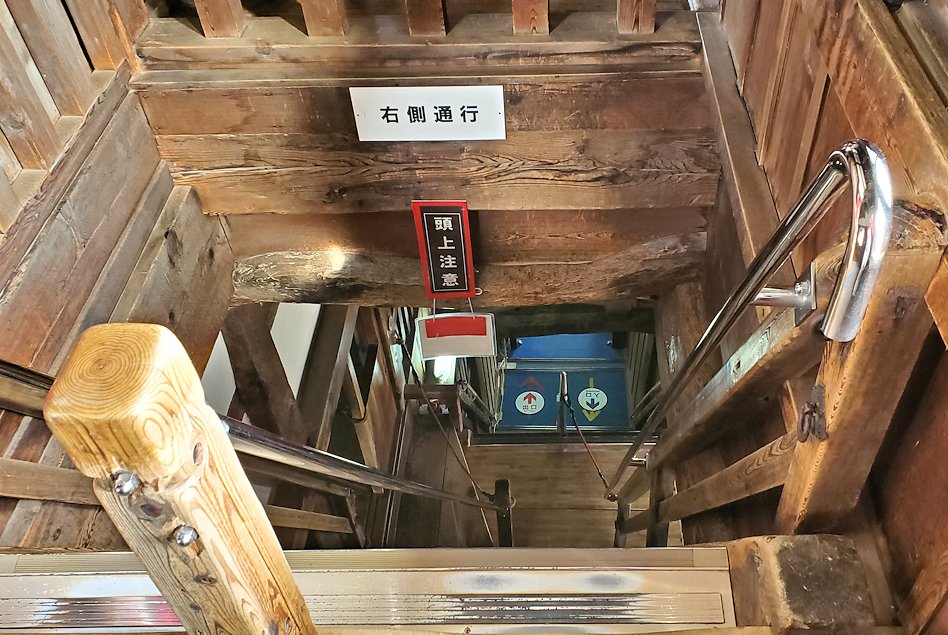 彦根城　天守　3階最上階から下に降りる階段