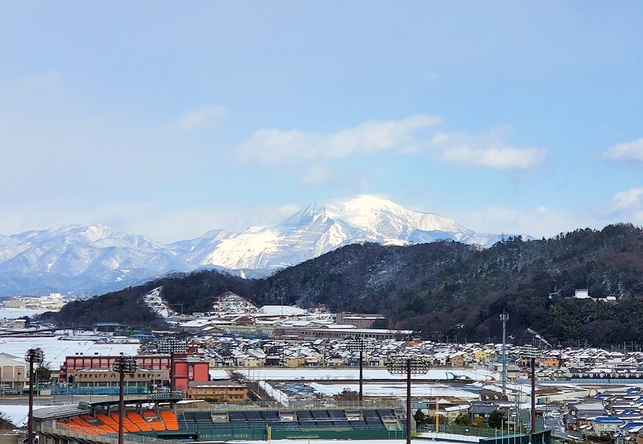 彦根城　本丸　遠くに見える雪山