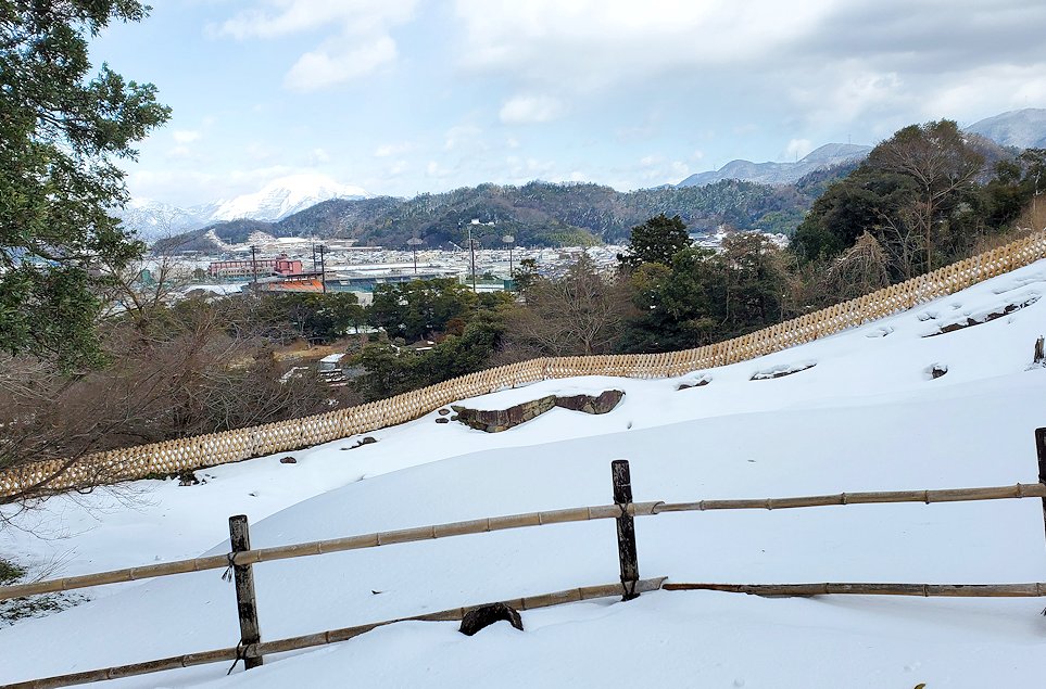 彦根城　西の丸から黒門に繋がる道を進む　雪景色2