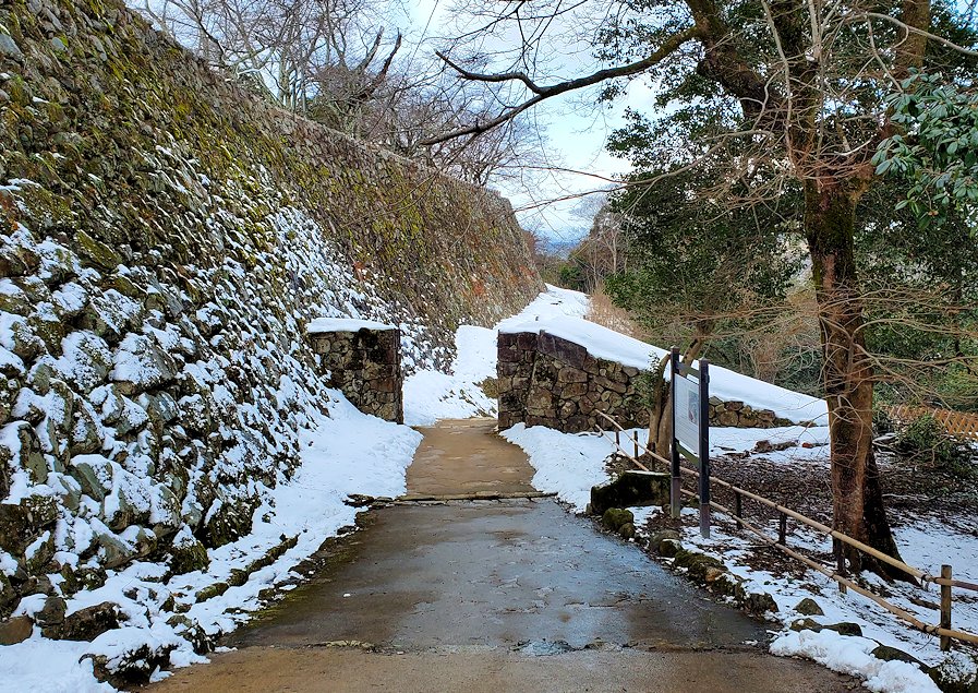 彦根城　西の丸から黒門に繋がる道を進む　雪景色