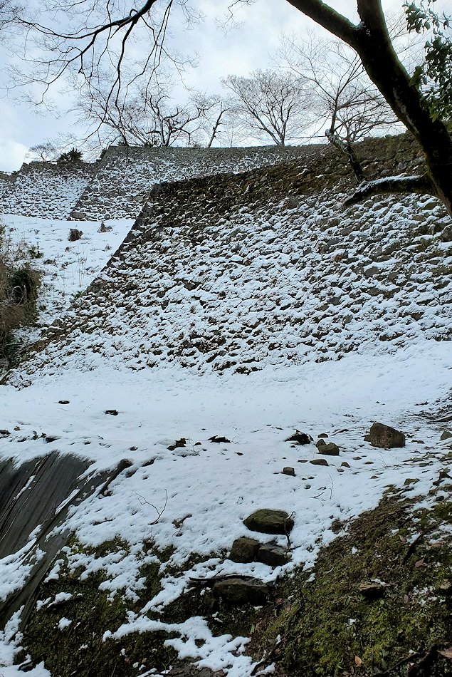 彦根城　黒門側の石垣と雪