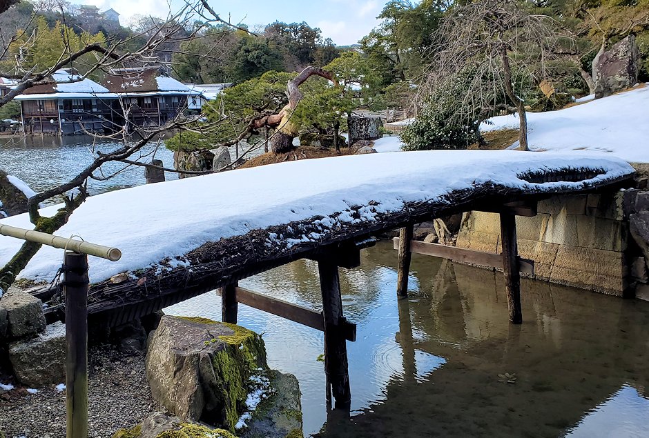 彦根市　玄宮園　綺麗に雪が積もった七間橋