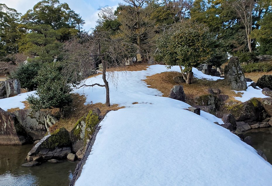 彦根市　玄宮園　綺麗に雪が積もった七間橋の上