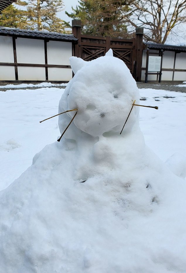 彦根城　彦根城博物館前　ひこにゃん風雪だるま