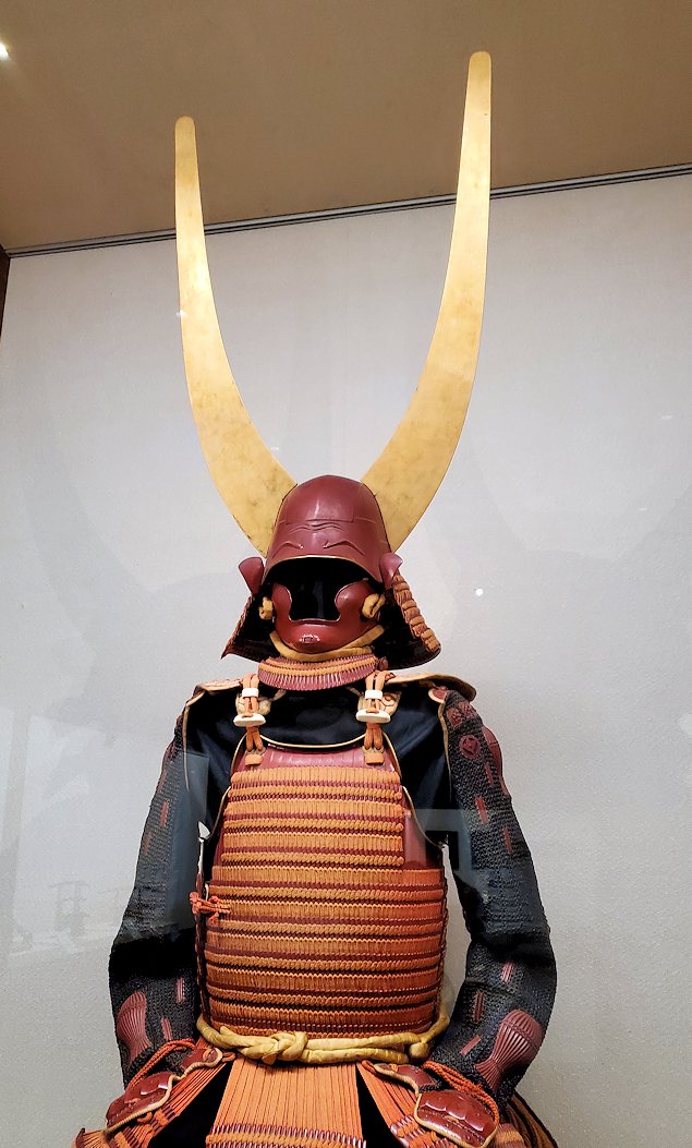 彦根城博物館 　展示品　鎧兜「井伊の赤備え」　アップ