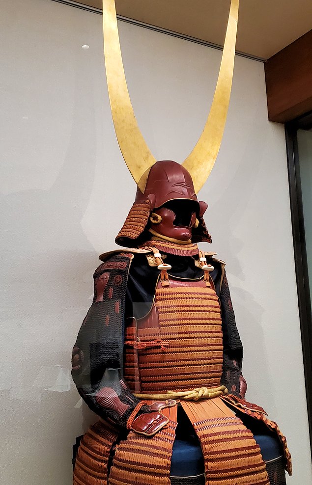 彦根城博物館 　展示品　鎧兜「井伊の赤備え」　斜めから