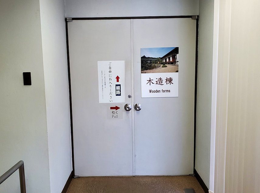 彦根城博物館 　奥の木造棟へと進む扉