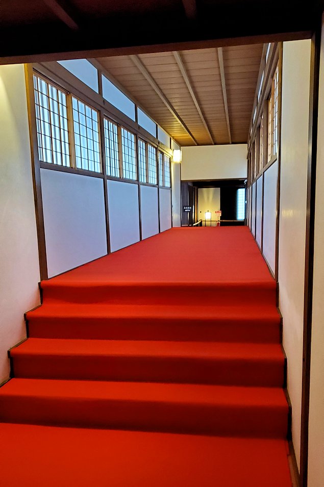 彦根城博物館 　奥の木造棟　通路階段