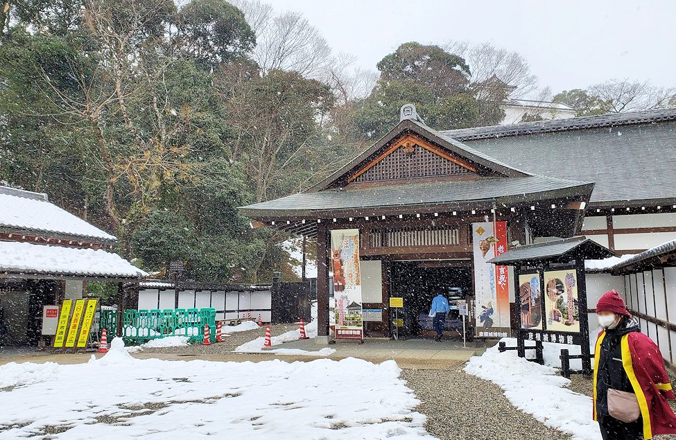 彦根城博物館　入口　雪が舞う