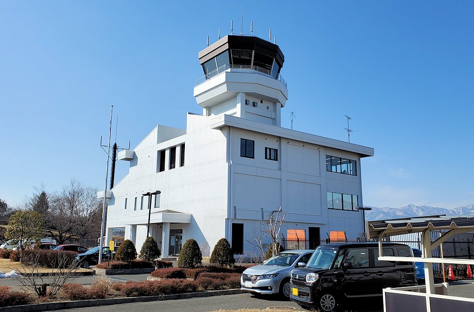 松本空港　建物　脇　管制塔