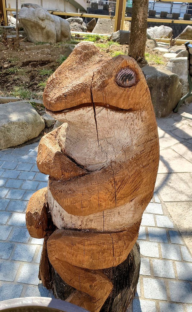 松本市内　縄手通り　カエルの木彫り人形