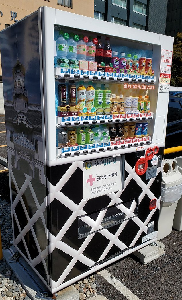 松本市内　なまこ壁デザイン　自動販売機