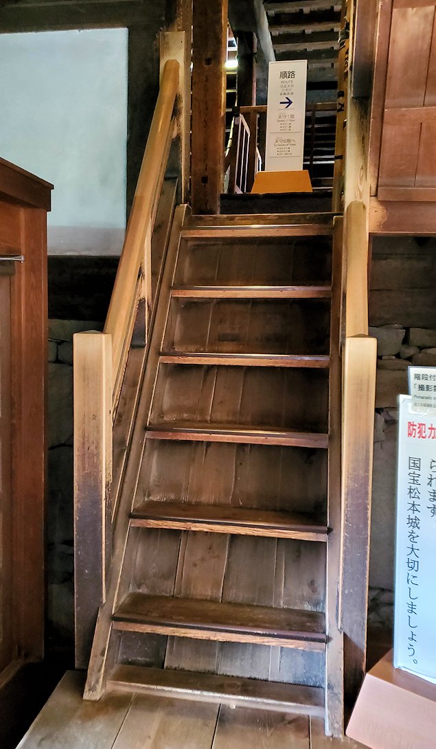 松本城　天守閣内　小さな階段