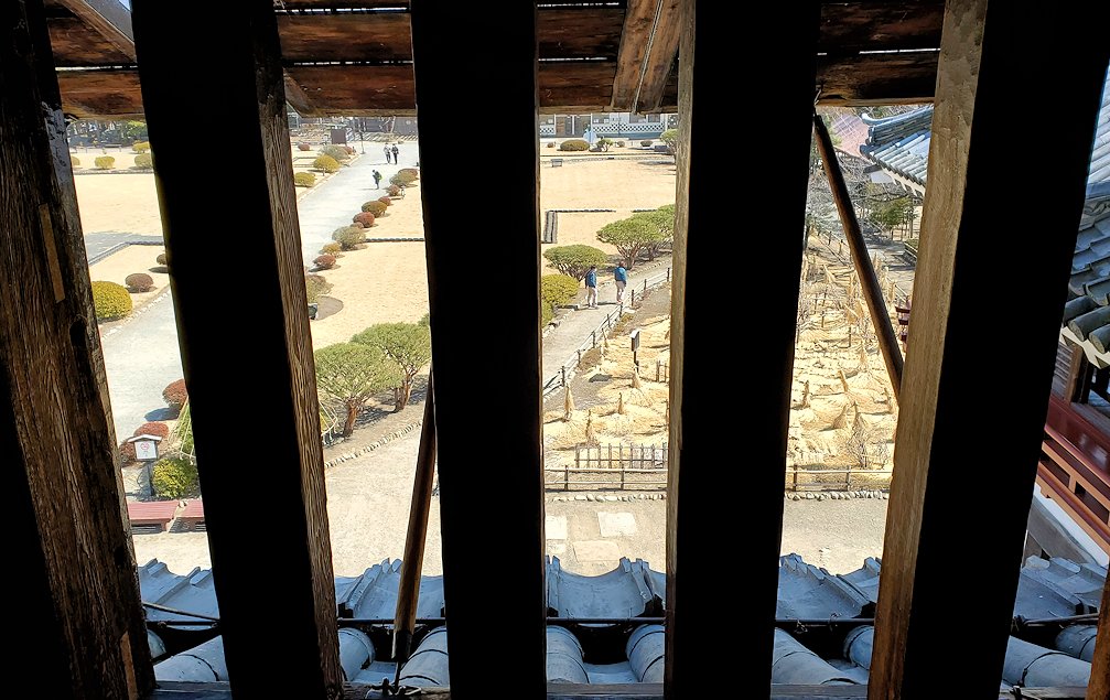 松本城　天守閣内　2階フロア　窓からの眺め