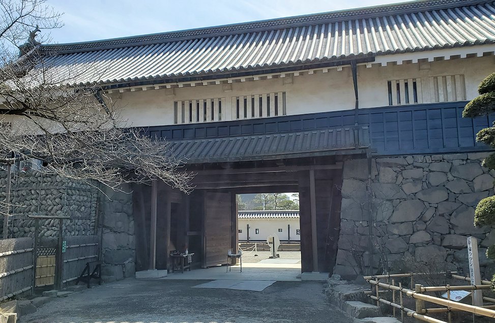 松本城　本丸側から見た黒門出口