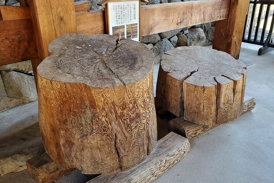 松本城　太鼓門　正面　復元に使われた木材の一部