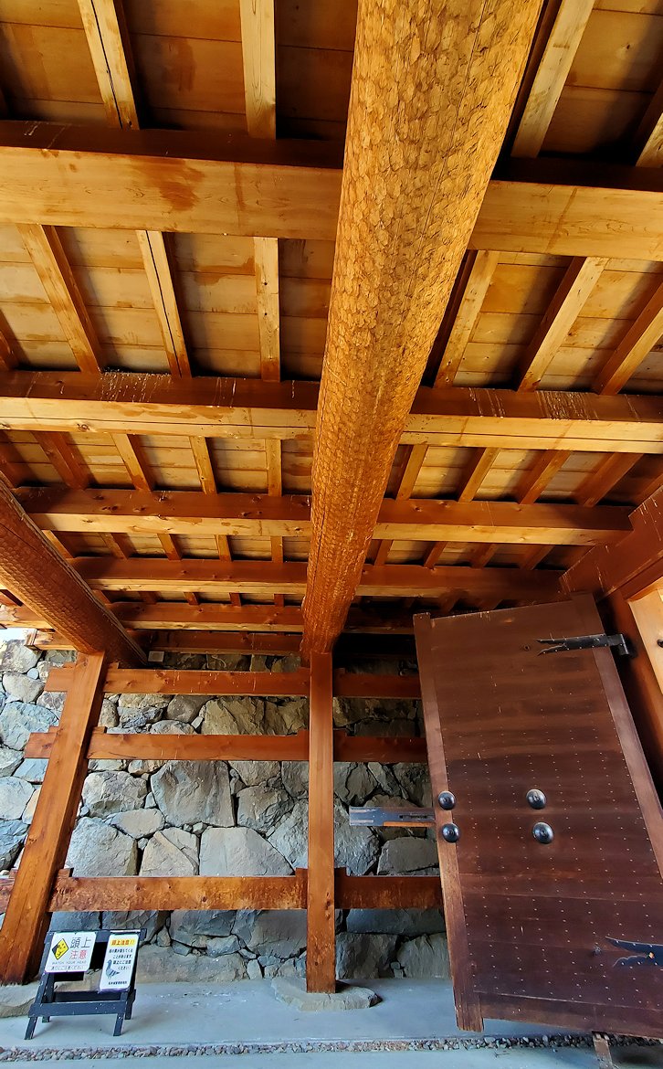 松本城　太鼓門　下から天井裏を見上げる