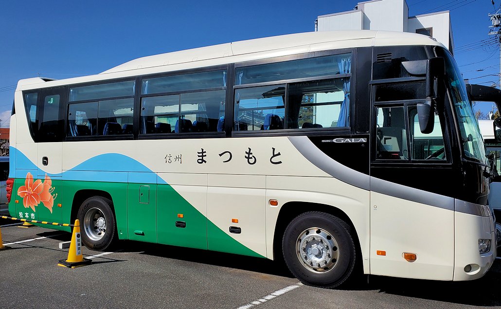 松本市　駐車場にあった「まつもと」と文字の入ったバス
