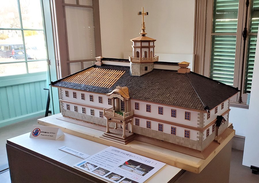 松本市　松本市旧司祭館　内部に展示されていた「旧開智学校」のミニチュア模型