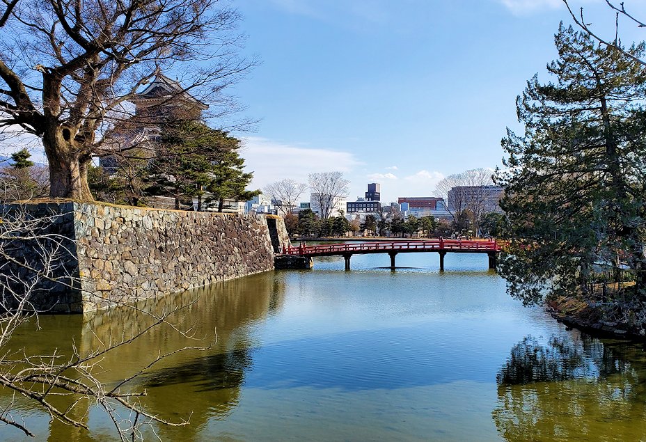 松本市　北西側から眺める松本城