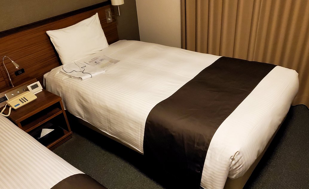 松本市　アルピコホテル　部屋　ツインルームのベッド