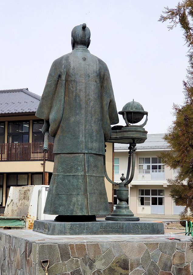 長野市松代町　長野市立松代小学校に造られた佐久間象山の銅像の後ろ姿