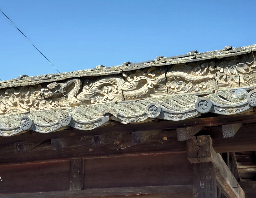 長野市松代町　大鋒寺　ヘビの瓦装飾