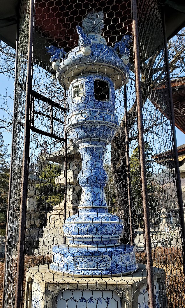 長野市　善通寺の境内　陶磁器の灯篭