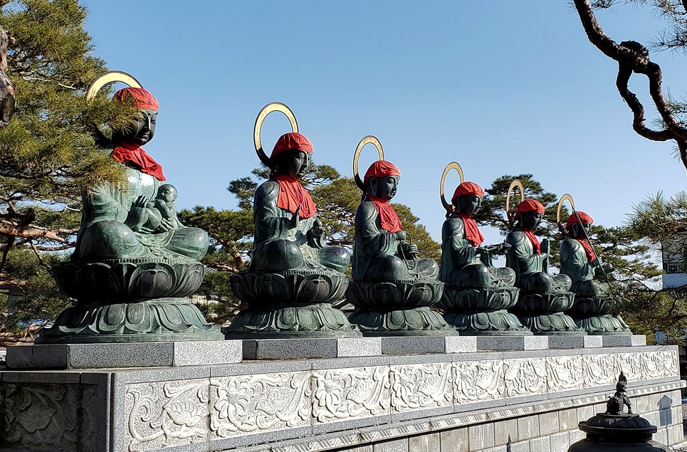 長野市　善通寺　濡れ仏の像が並ぶ