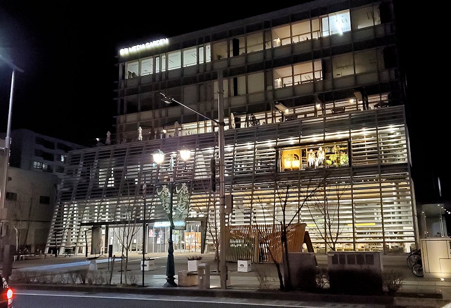 夜の松本市内　明るい建物