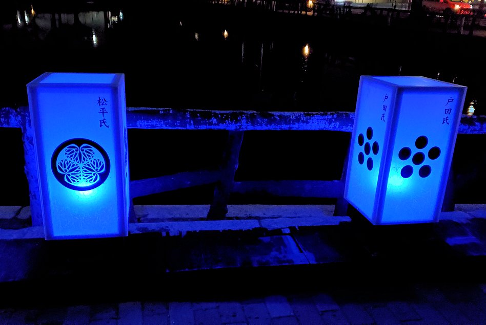 夜の松本城　大手門跡の入口　ライトアップされたランタン2