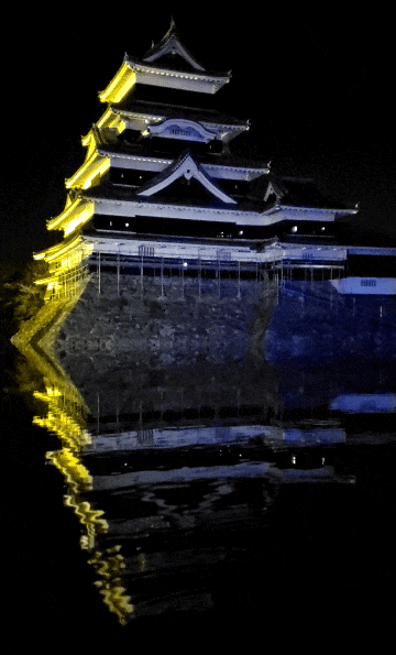 夜の松本城　ライトアップ天守2　動く水面