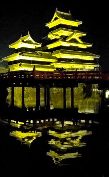 夜の松本城　ライトアップ天守と埋橋　動く水面
