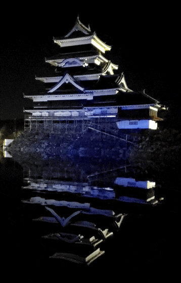 夜の松本城　ライトアップ天守5　動く水面