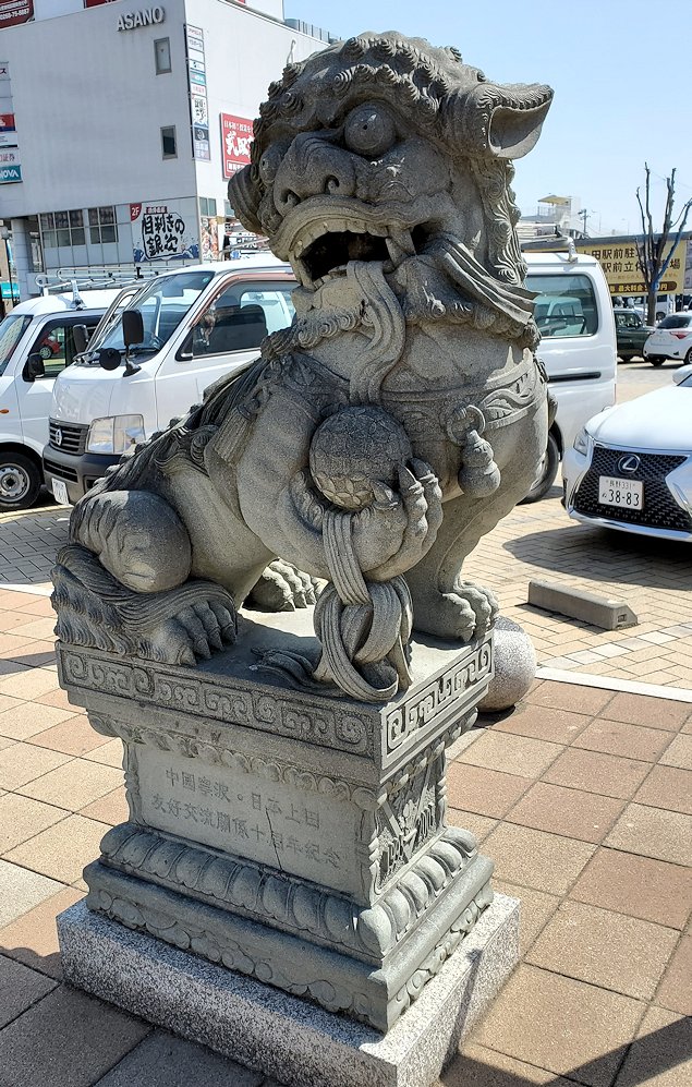 長野県上田市　上田駅舎前に設置されている「石刻獅子像」