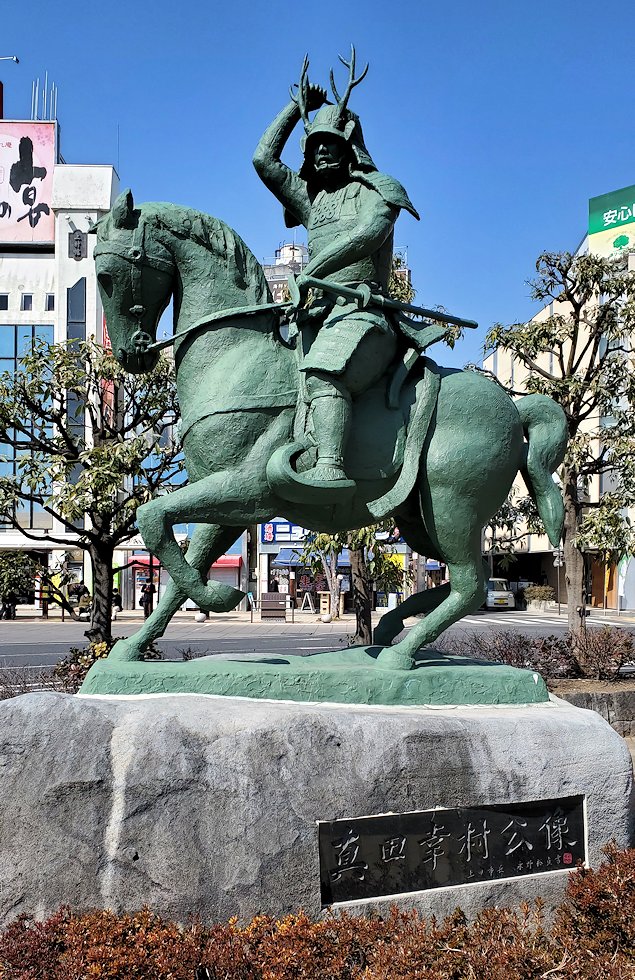 長野県上田市　上田駅舎前に設置されている真田幸村の騎馬像