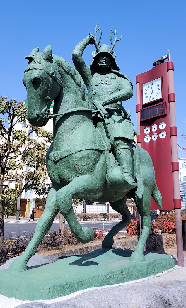 長野県上田市　上田駅舎前に設置されている真田幸村の騎馬像2