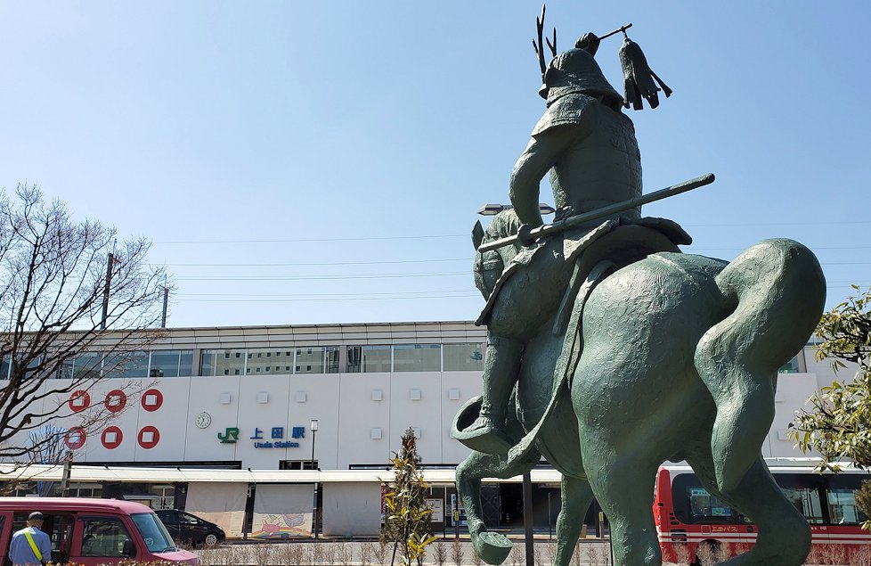 長野県上田市　上田駅舎前に設置されている真田幸村の騎馬像3