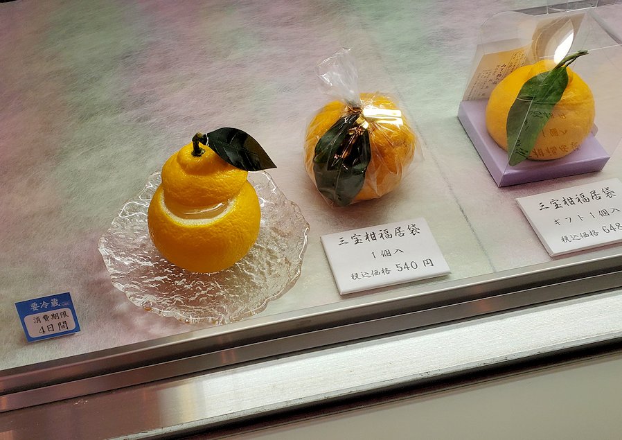 上田市　飯島商店の内観　販売されている三宝柑福居袋
