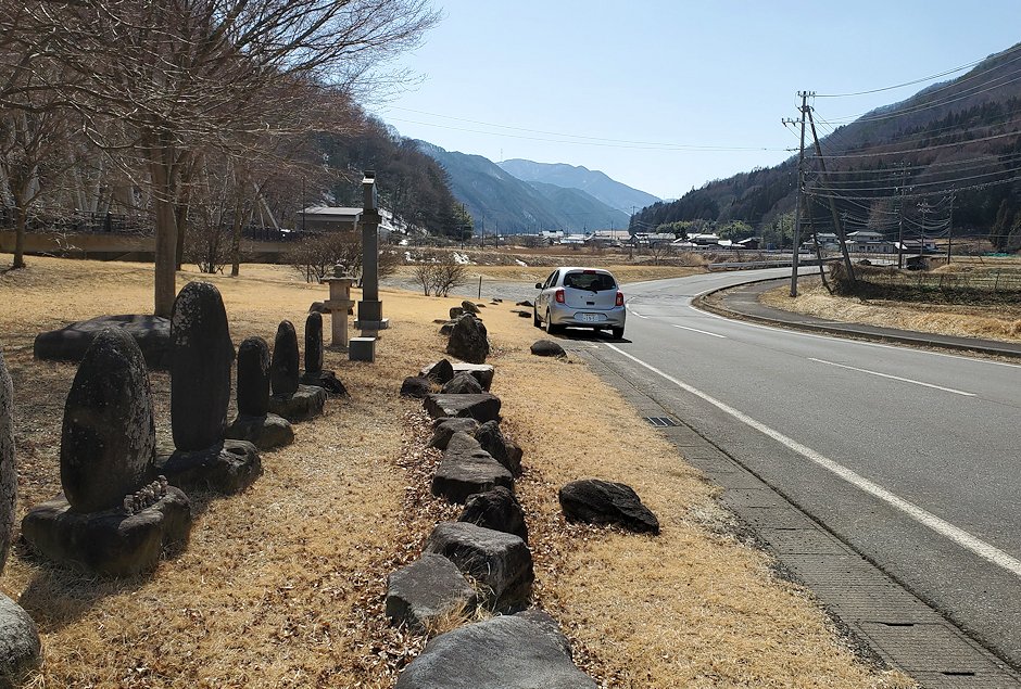 長野県内　中山道の景色　石が脇に並ぶ
