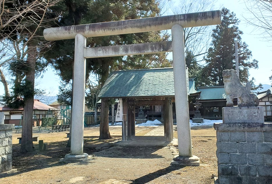 諏訪市　高島城の本丸　諏訪護国神社の鳥居
