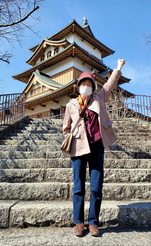 諏訪市　高島城前の階段で記念撮影