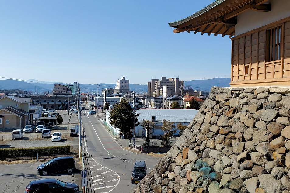 諏訪市　高島城の天守入口から見える諏訪湖の景色