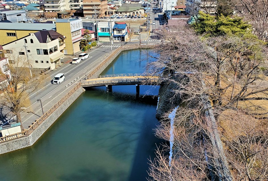諏訪市　高島城内　最上階の欄干から見える橋