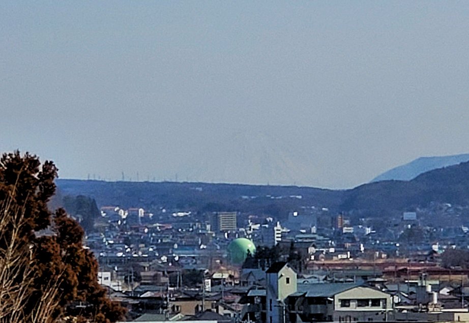 諏訪市　高島城内　最上階の欄干から見える富士山の方角