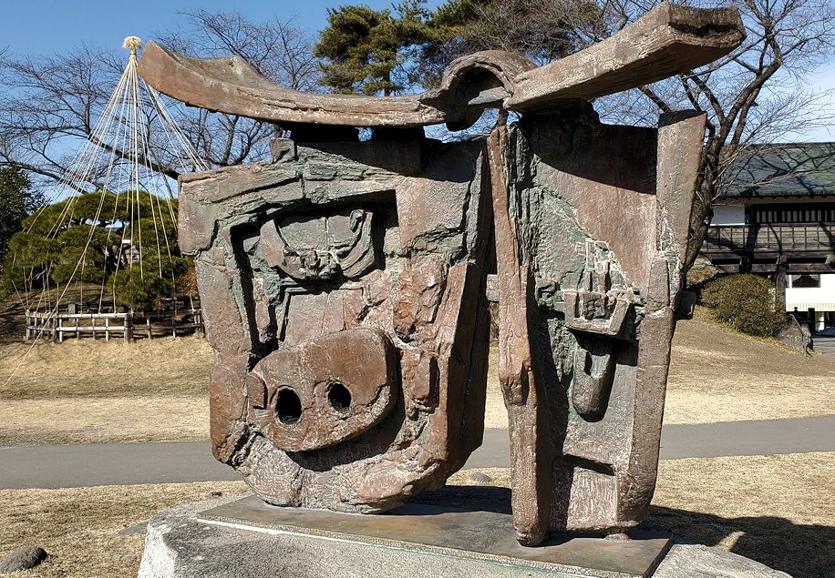 諏訪市　高島城内　本丸に置かれていた像「いちか」