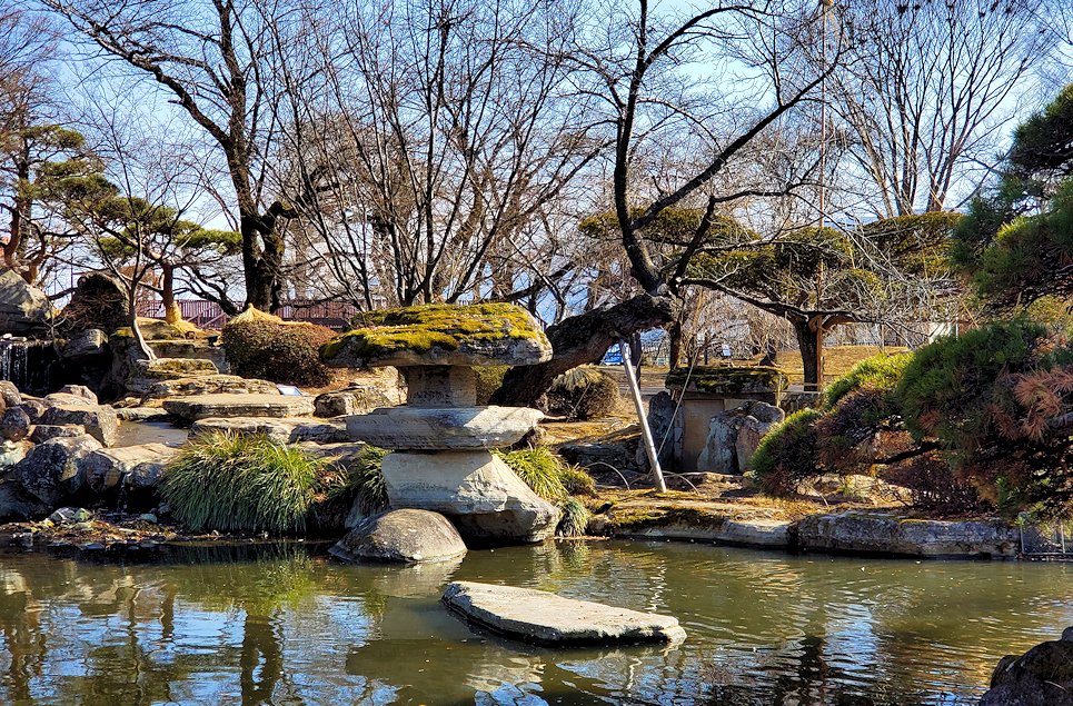 諏訪市　高島城内　本丸の日本庭園の景色