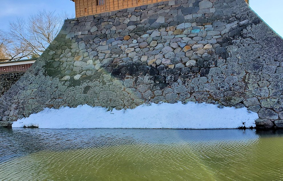 諏訪市　高島城跡　足元に雪が残る天守の石垣