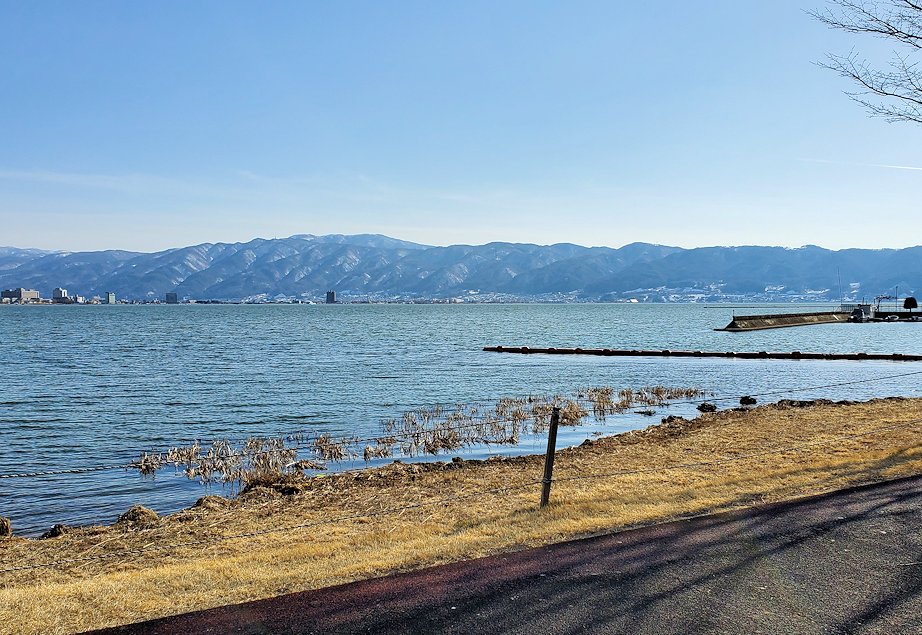諏訪湖の畔に座って眺める景観